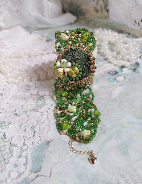 Bracelet Espoir brod&eacute; avec rocailles, rondes facett&eacute;es, clochettes, bourgeons et perles Cristal Swarovski