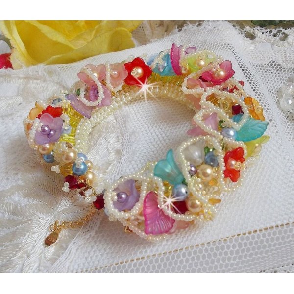 Pulsera Garden Flowers con cuentas de Swarovski, Flores esmeriladas, cierre chapado en oro de 3 micras