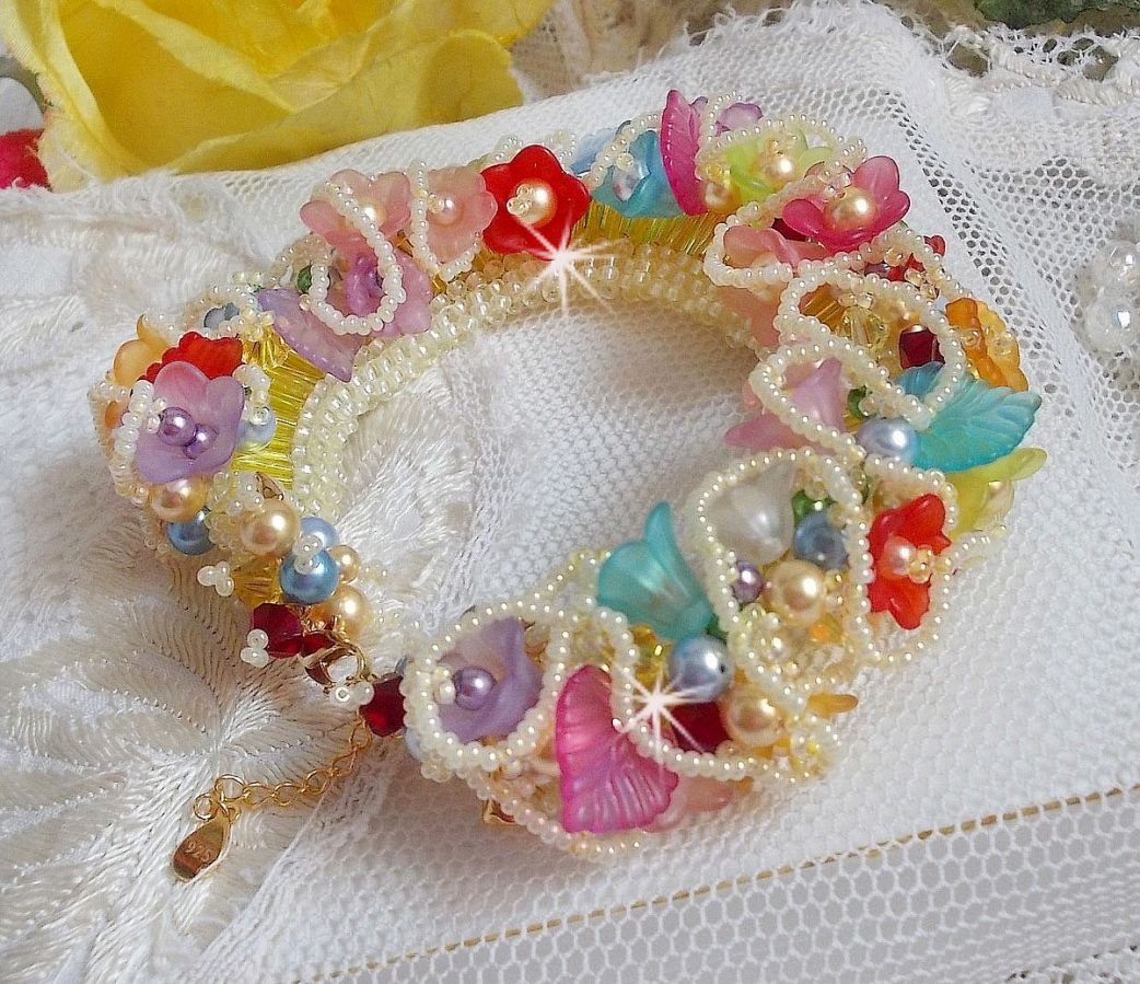 Pulsera Garden Flowers con cuentas de Swarovski, Flores esmeriladas, cierre chapado en oro de 3 micras