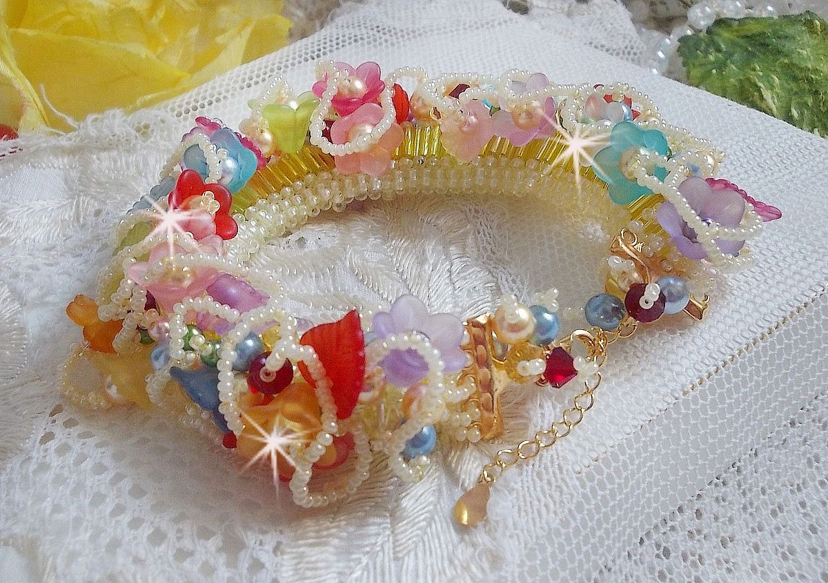 Pulsera Garden Flowers con cuentas de Swarovski, Flores esmeriladas, cierre chapado en oro de 3 micras