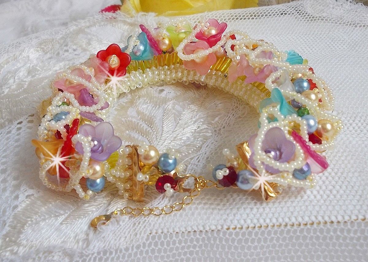 Pulsera Garden Flowers con cuentas de Swarovski, Flores esmeriladas, cierre chapado en oro de 3 micras