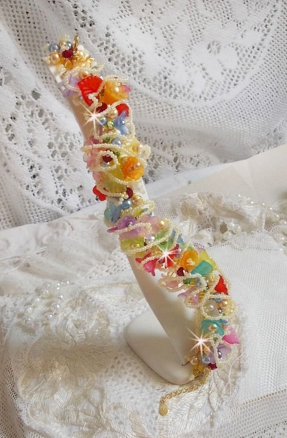 Pulsera Garden Flowers con cuentas de Swarovski, Flores esmeriladas, cierre chapado en oro de 3 micras