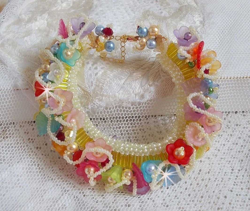 Pulsera Garden Flowers con cuentas de Swarovski, Flores esmeriladas, cierre chapado en oro de 3 micras