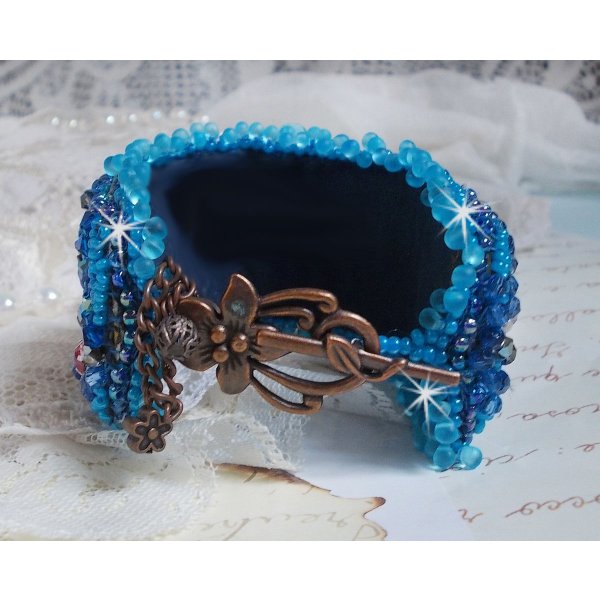 Pulsera brazalete Belle Epoque Haute-Couture bordada con cristales de Swarovski, cabujones de resina y rocallas