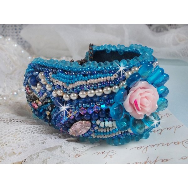 Pulsera brazalete Belle Epoque Haute-Couture bordada con cristales de Swarovski, cabujones de resina y rocallas
