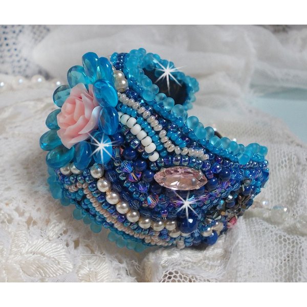 Pulsera brazalete Belle Epoque Haute-Couture bordada con cristales de Swarovski, cabujones de resina y rocallas