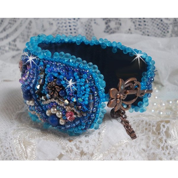 Pulsera brazalete Belle Epoque Haute-Couture bordada con cristales de Swarovski, cabujones de resina y rocallas