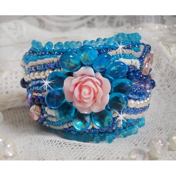 Pulsera brazalete Belle Epoque Haute-Couture bordada con cristales de Swarovski, cabujones de resina y rocallas