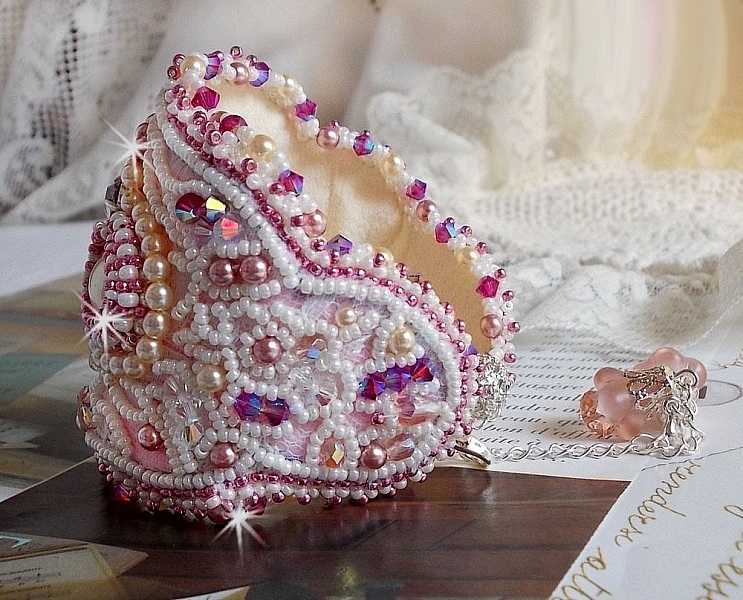 Bracelet Haute-Couture Valmont avec une dentelle ivoire tr&egrave;s ancienne et des cristaux