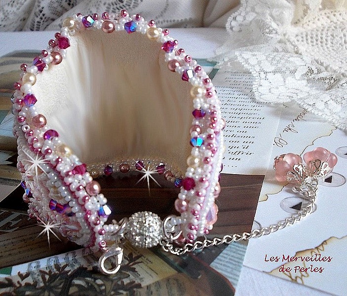 Bracelet Haute-Couture Valmont avec une dentelle ivoire tr&egrave;s ancienne et des cristaux