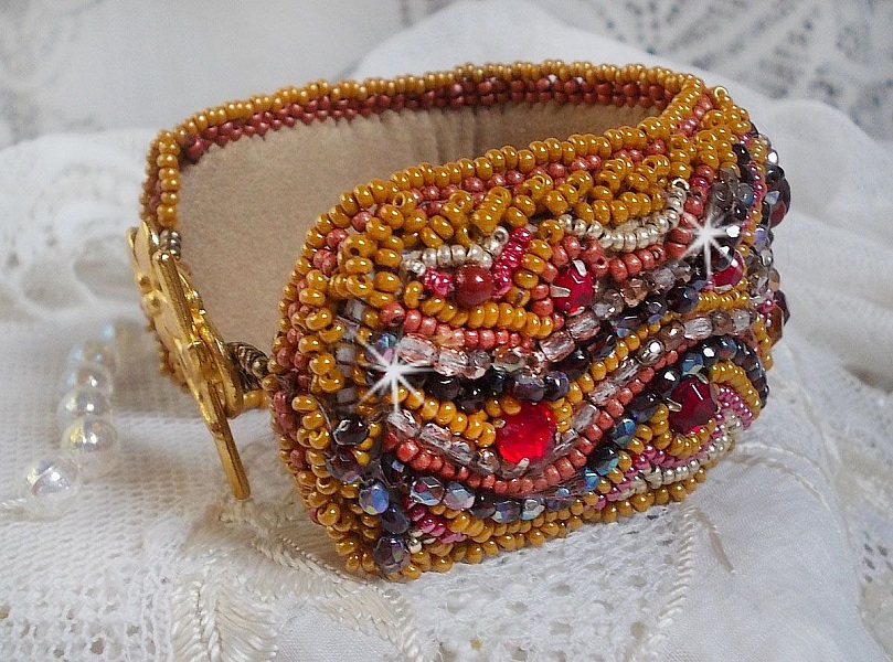Pulsera brazalete de jaspe rojo bordada con un cabuj&oacute;n de jaspe rojo, cristales de Swarovski y cuentas de rocalla