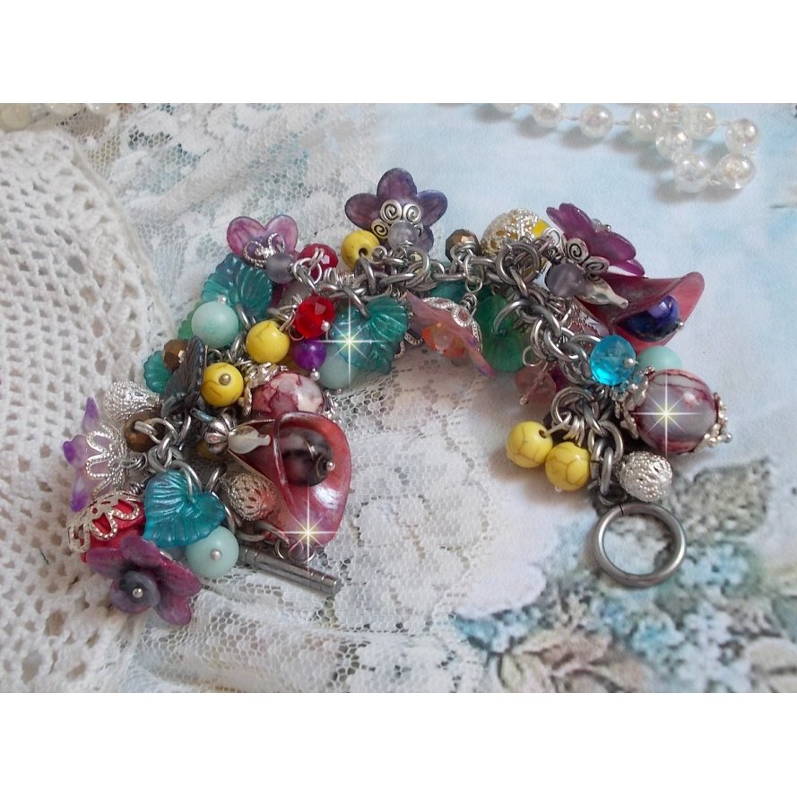 Bracelet Lady Luxe monté avec des perles de gemme : L’Amazonite et la Sugilite à laquelle s’ajoute des fleurs de différentes variétés peintes à la main : lucite et résine, breloques et perles