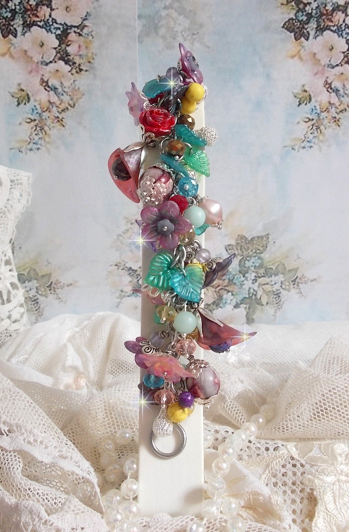 Bracelet Lady Luxe mont&eacute; avec des perles de gemme : L&rsquo;Amazonite et la Sugilite &agrave; laquelle s&rsquo;ajoute des fleurs de diff&eacute;rentes vari&eacute;t&eacute;s peintes &agrave; la main : lucite et r&eacute;sine, breloques et perles