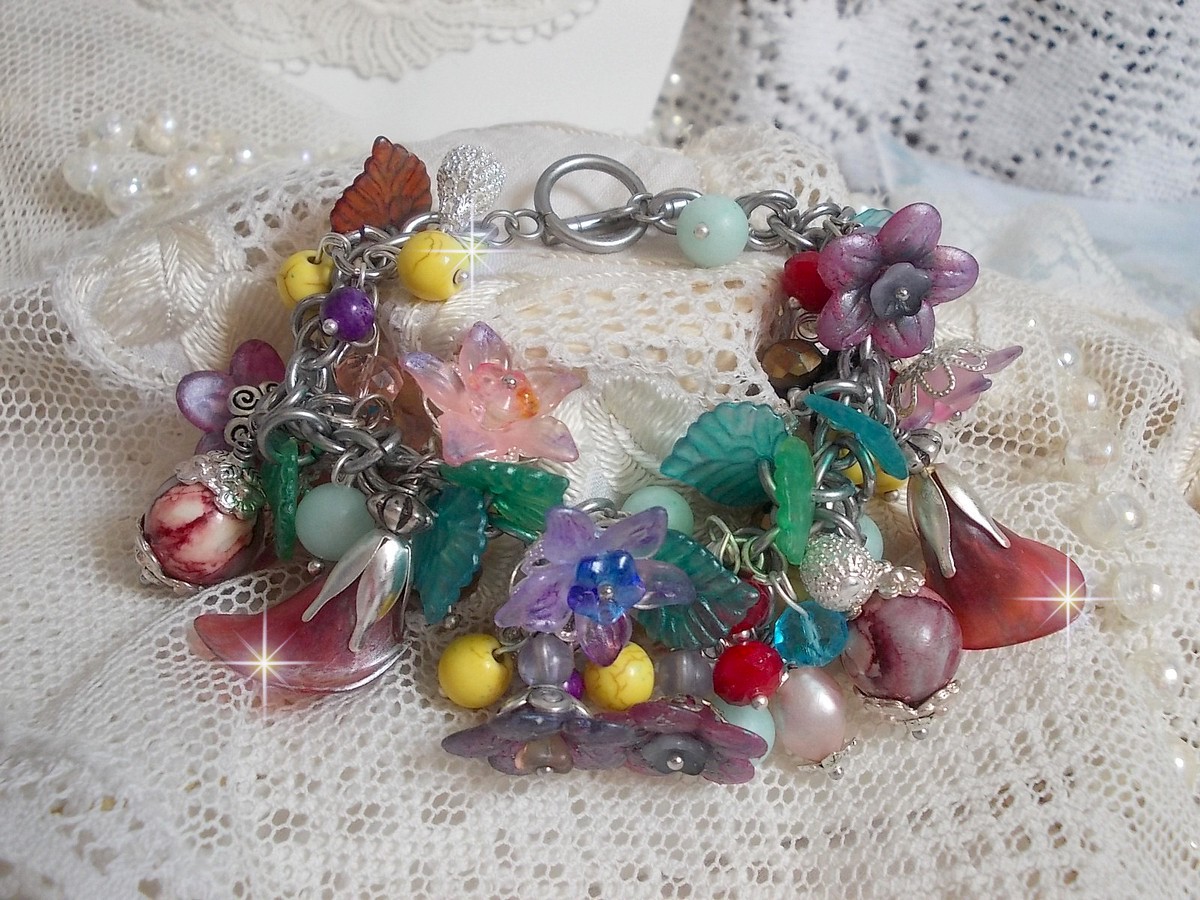 Bracelet Lady Luxe monté avec des perles de gemme : L’Amazonite et la Sugilite à laquelle s’ajoute des fleurs de différentes variétés peintes à la main : lucite et résine, breloques et perles