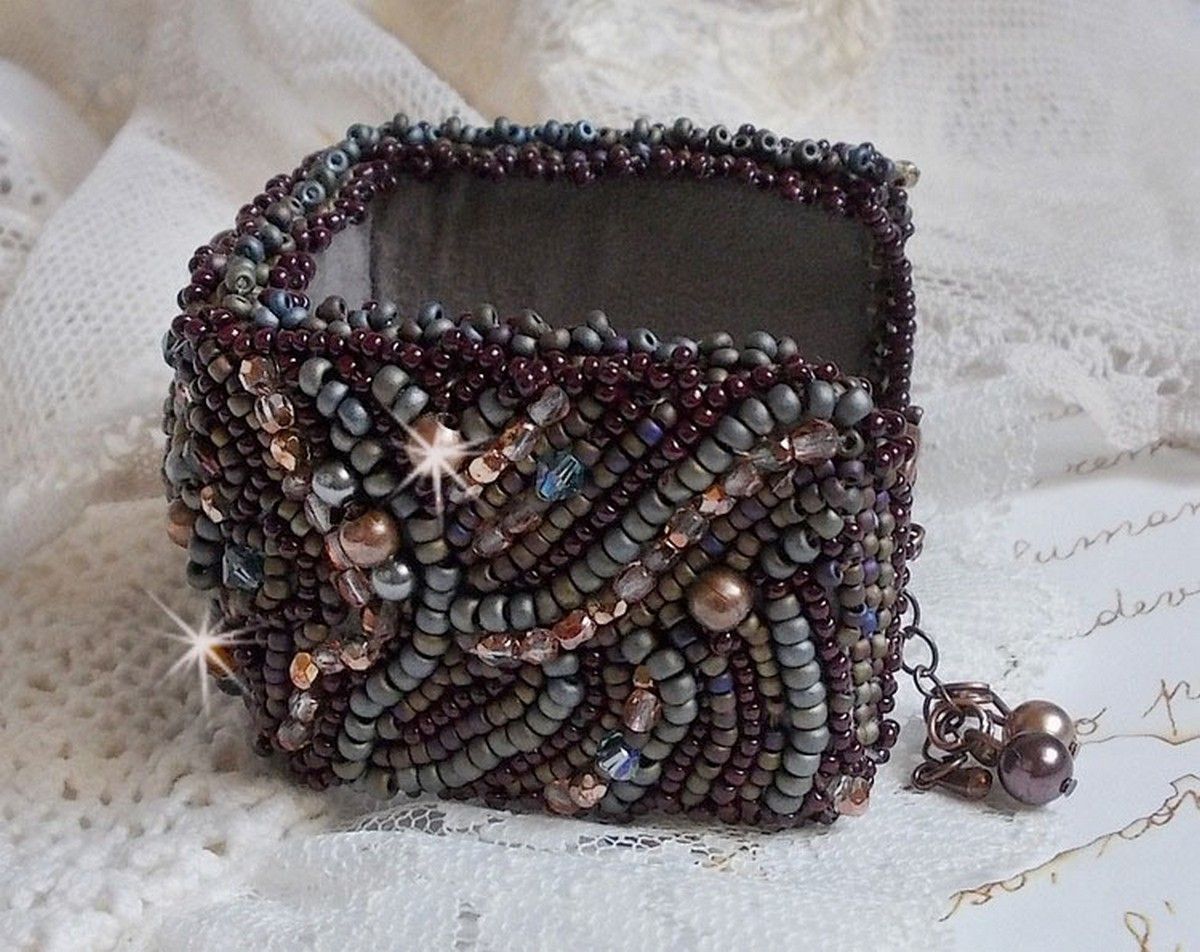 Pulsera larga Picasso marrón bordada con una piedra preciosa (jaspe Picasso), cristales Swarovski, cuentas de rocalla Miyuki y facetas de cristal bohemio