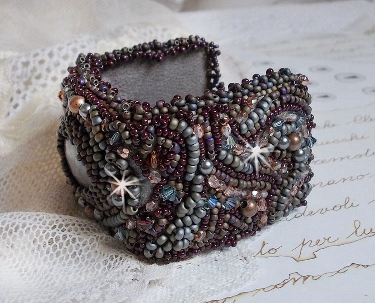 Pulsera larga Picasso marrón bordada con una piedra preciosa (jaspe Picasso), cristales Swarovski, cuentas de rocalla Miyuki y facetas de cristal bohemio