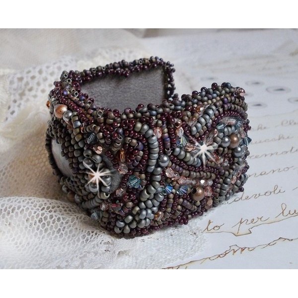 Pulsera larga Picasso marr&oacute;n bordada con una piedra preciosa (jaspe Picasso), cristales Swarovski, cuentas de rocalla Miyuki y facetas de cristal bohemio