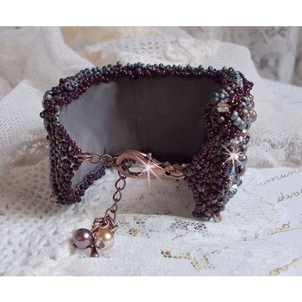 Pulsera larga Picasso marr&oacute;n bordada con una piedra preciosa (jaspe Picasso), cristales Swarovski, cuentas de rocalla Miyuki y facetas de cristal bohemio