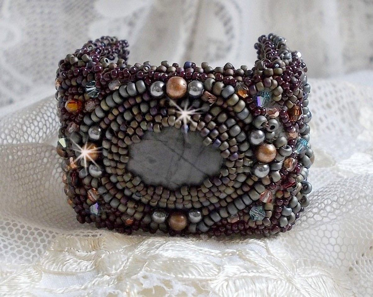 Pulsera larga Picasso marrón bordada con una piedra preciosa (jaspe Picasso), cristales Swarovski, cuentas de rocalla Miyuki y facetas de cristal bohemio