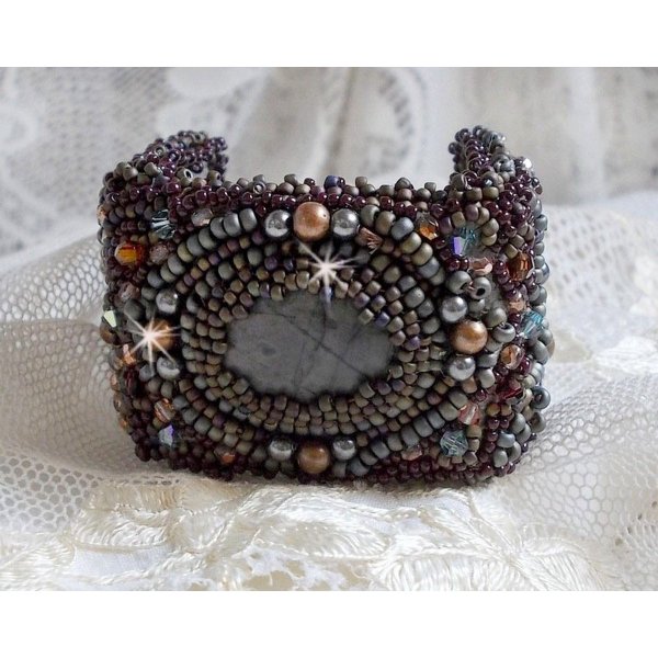 Pulsera larga Picasso marr&oacute;n bordada con una piedra preciosa (jaspe Picasso), cristales Swarovski, cuentas de rocalla Miyuki y facetas de cristal bohemio