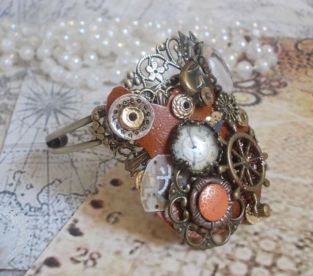 Pulsera L'élégante du Temps creada con engranajes, sellos, tornillos, pernos, mecanismos de relojería y otros materiales