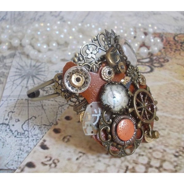 Pulsera L'&eacute;l&eacute;gante du Temps creada con engranajes, sellos, tornillos, pernos, mecanismos de relojer&iacute;a y otros materiales