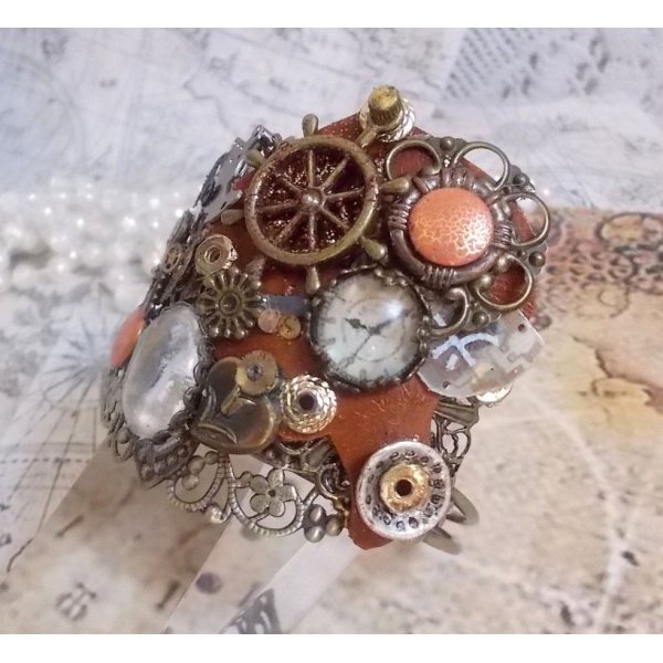 Pulsera L'&eacute;l&eacute;gante du Temps creada con engranajes, sellos, tornillos, pernos, mecanismos de relojer&iacute;a y otros materiales