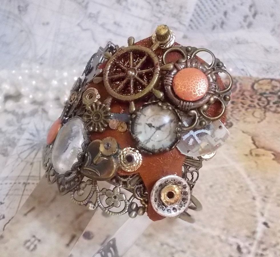 Pulsera L'élégante du Temps creada con engranajes, sellos, tornillos, pernos, mecanismos de relojería y otros materiales