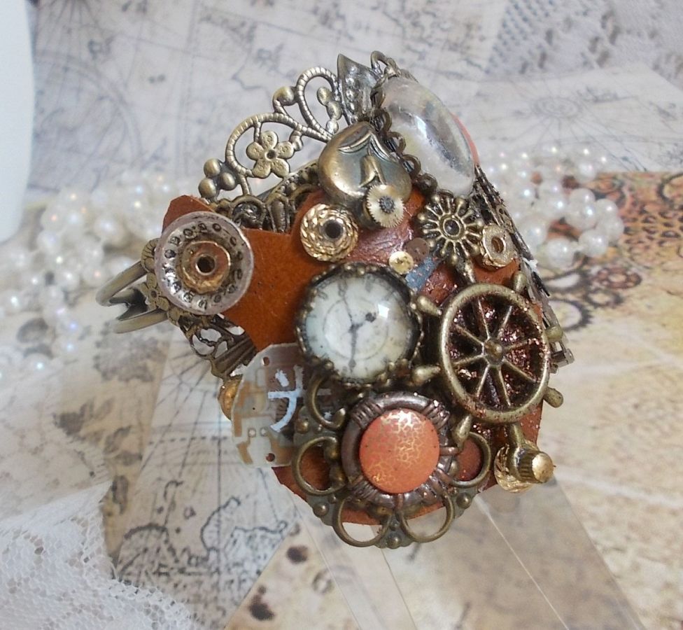 Pulsera L'élégante du Temps creada con engranajes, sellos, tornillos, pernos, mecanismos de relojería y otros materiales