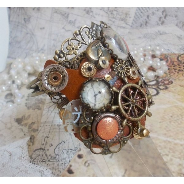 Pulsera L'&eacute;l&eacute;gante du Temps creada con engranajes, sellos, tornillos, pernos, mecanismos de relojer&iacute;a y otros materiales