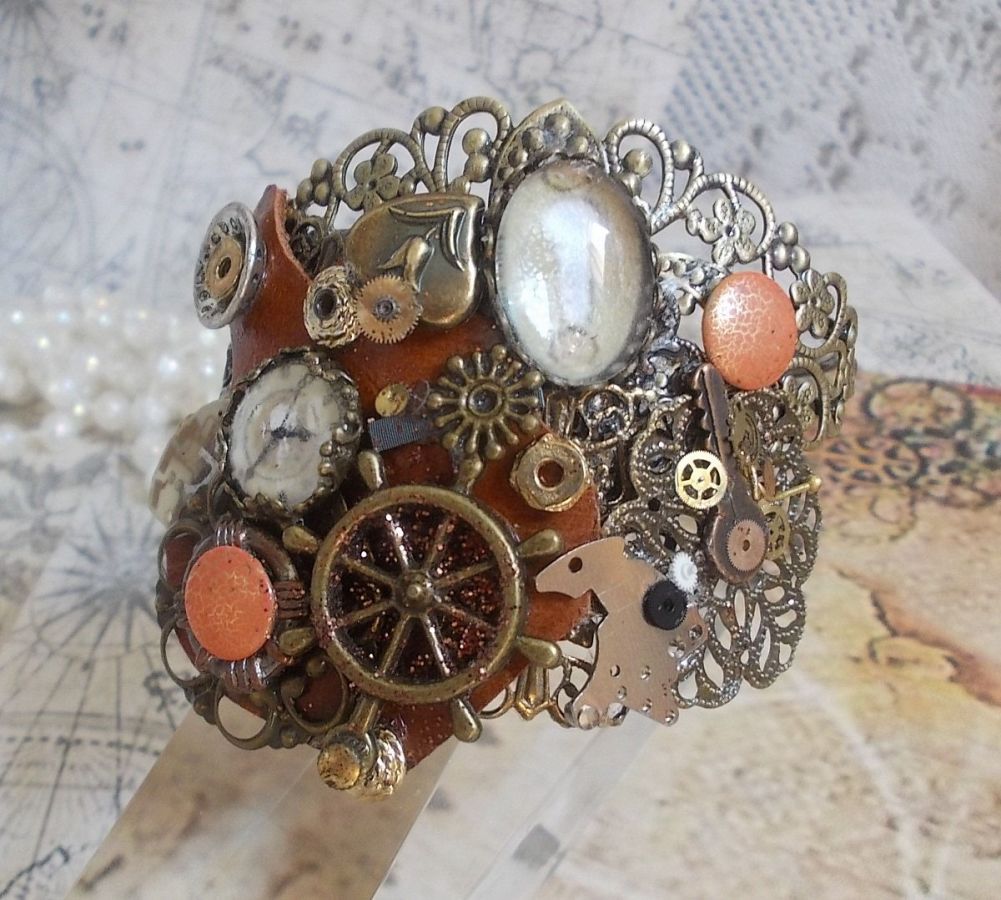 Pulsera L'élégante du Temps creada con engranajes, sellos, tornillos, pernos, mecanismos de relojería y otros materiales