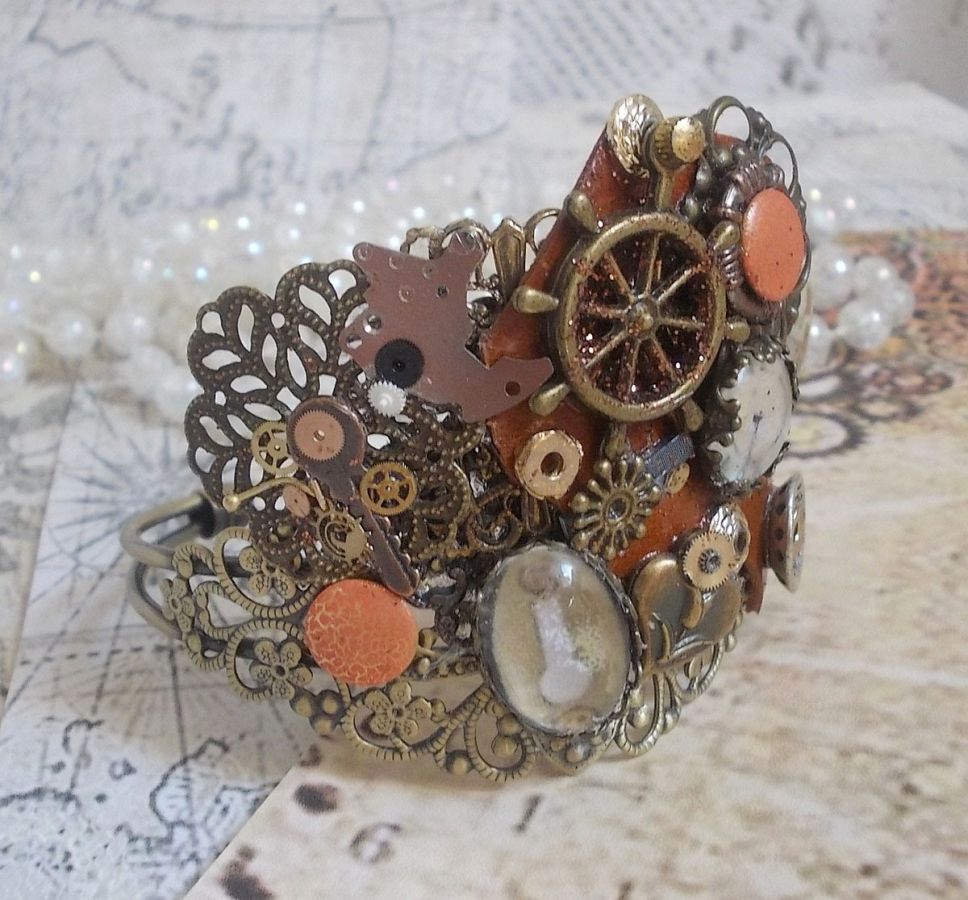 Pulsera L'élégante du Temps creada con engranajes, sellos, tornillos, pernos, mecanismos de relojería y otros materiales