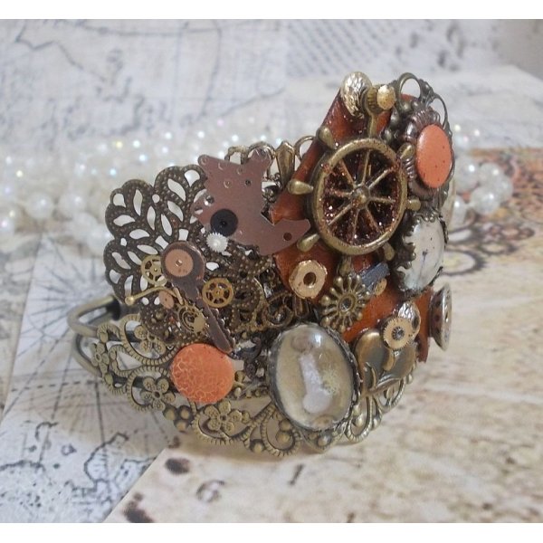 Pulsera L'&eacute;l&eacute;gante du Temps creada con engranajes, sellos, tornillos, pernos, mecanismos de relojer&iacute;a y otros materiales