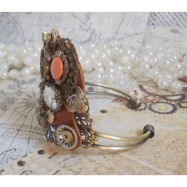 Pulsera L'&eacute;l&eacute;gante du Temps creada con engranajes, sellos, tornillos, pernos, mecanismos de relojer&iacute;a y otros materiales