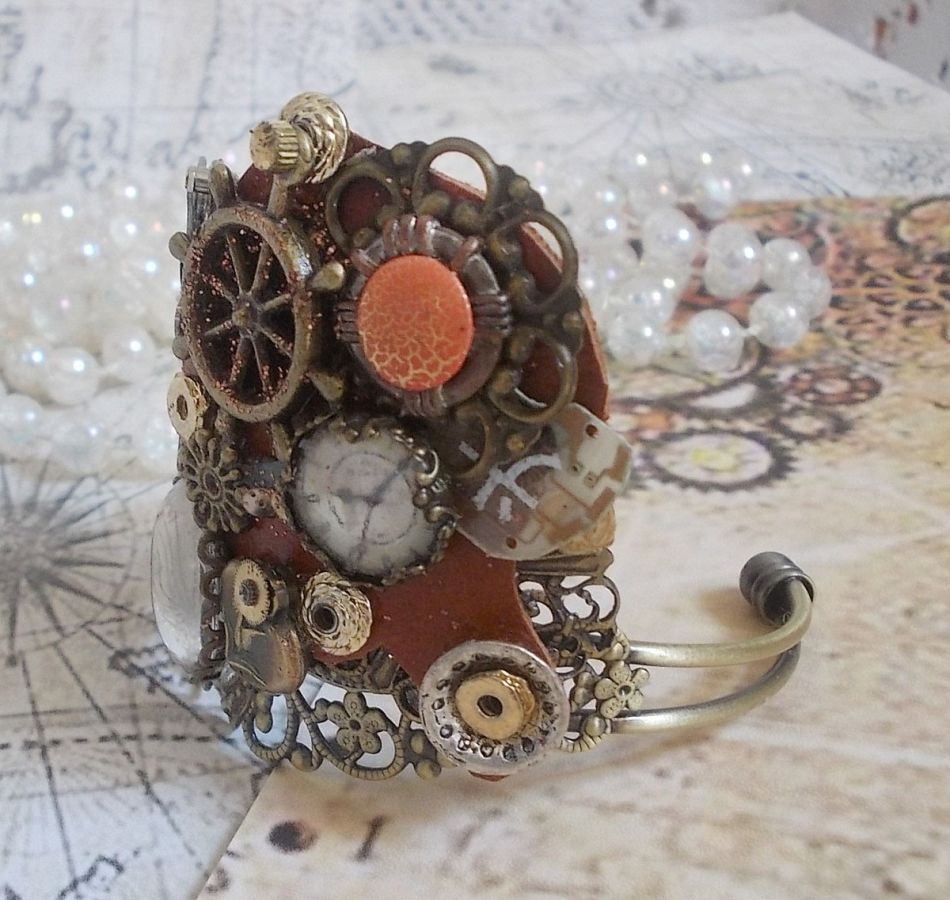 Pulsera L'élégante du Temps creada con engranajes, sellos, tornillos, pernos, mecanismos de relojería y otros materiales