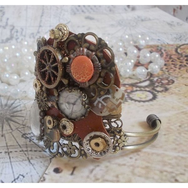 Pulsera L'&eacute;l&eacute;gante du Temps creada con engranajes, sellos, tornillos, pernos, mecanismos de relojer&iacute;a y otros materiales
