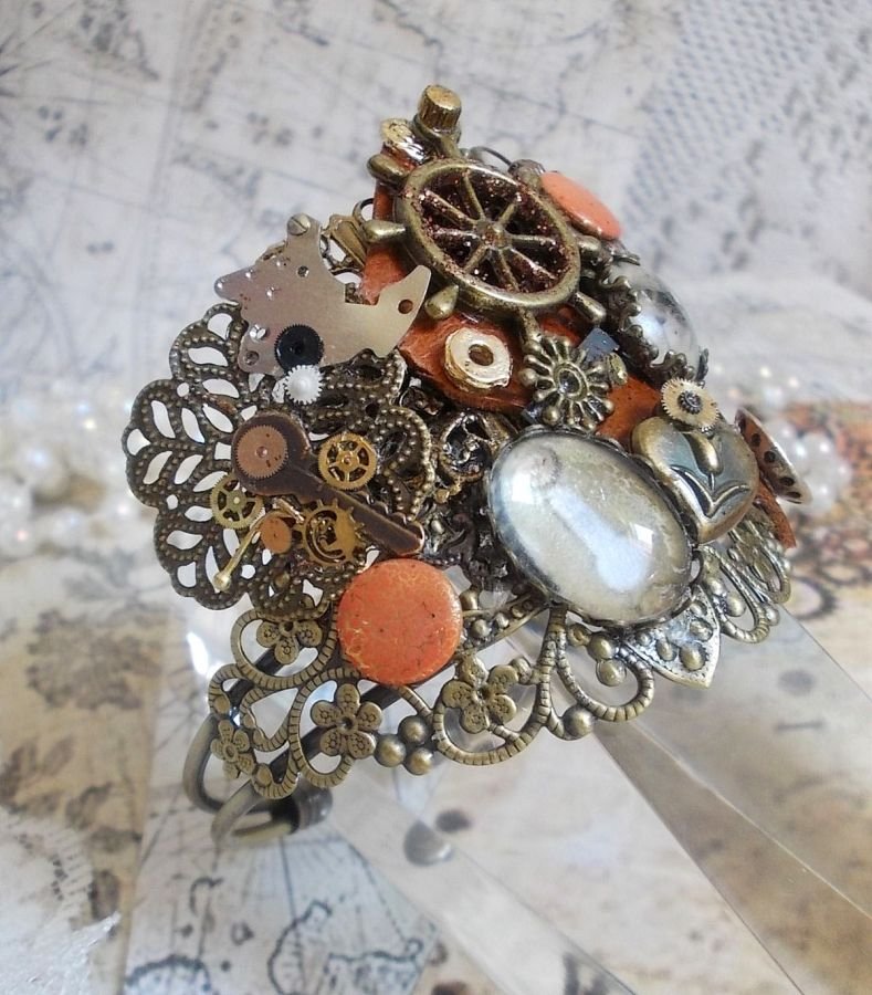 Pulsera L'élégante du Temps creada con engranajes, sellos, tornillos, pernos, mecanismos de relojería y otros materiales