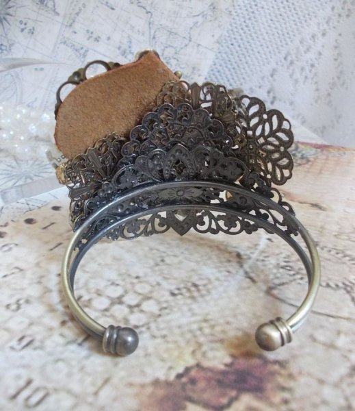 Pulsera L'&eacute;l&eacute;gante du Temps creada con engranajes, sellos, tornillos, pernos, mecanismos de relojer&iacute;a y otros materiales