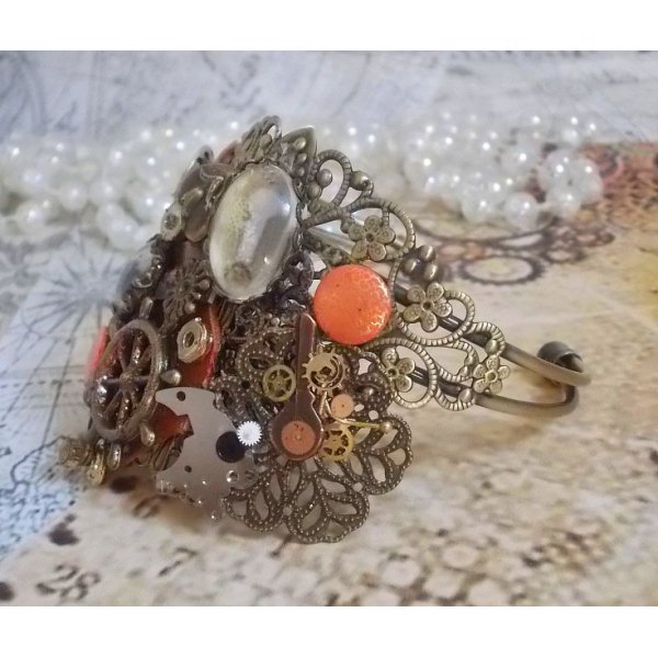 Pulsera L'&eacute;l&eacute;gante du Temps creada con engranajes, sellos, tornillos, pernos, mecanismos de relojer&iacute;a y otros materiales