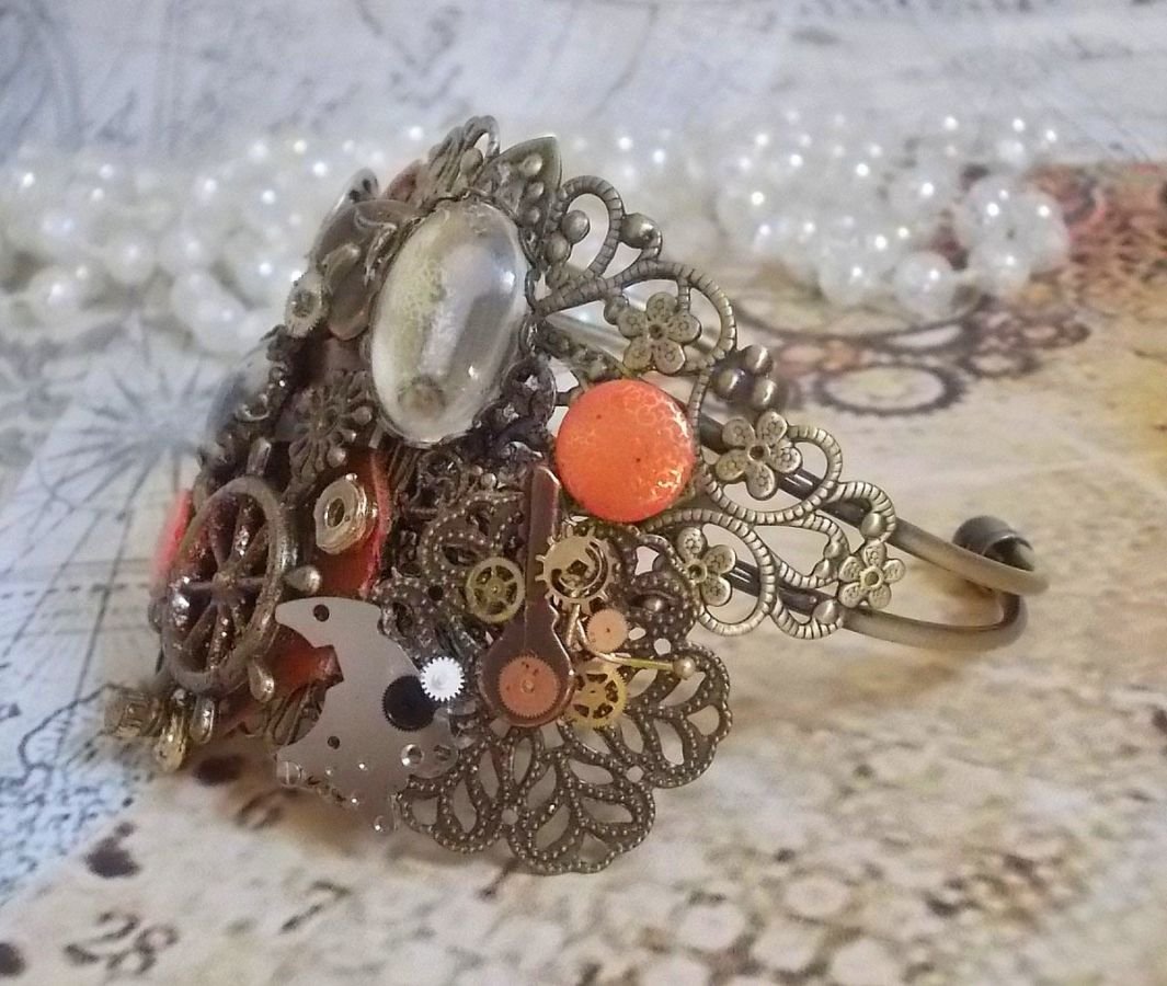 Pulsera L'élégante du Temps creada con engranajes, sellos, tornillos, pernos, mecanismos de relojería y otros materiales