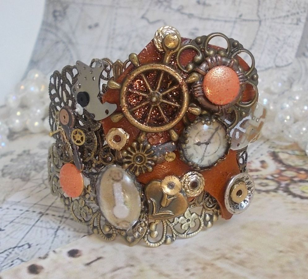 Pulsera L'élégante du Temps creada con engranajes, sellos, tornillos, pernos, mecanismos de relojería y otros materiales