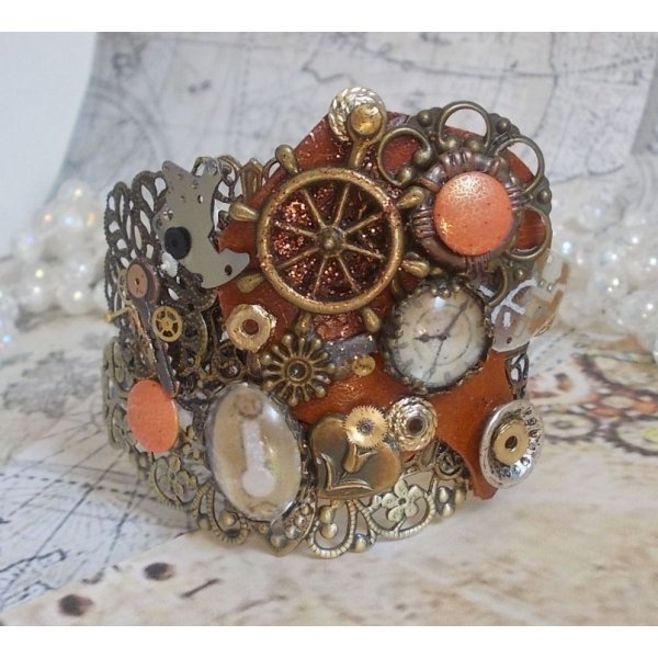 Pulsera L'&eacute;l&eacute;gante du Temps creada con engranajes, sellos, tornillos, pernos, mecanismos de relojer&iacute;a y otros materiales