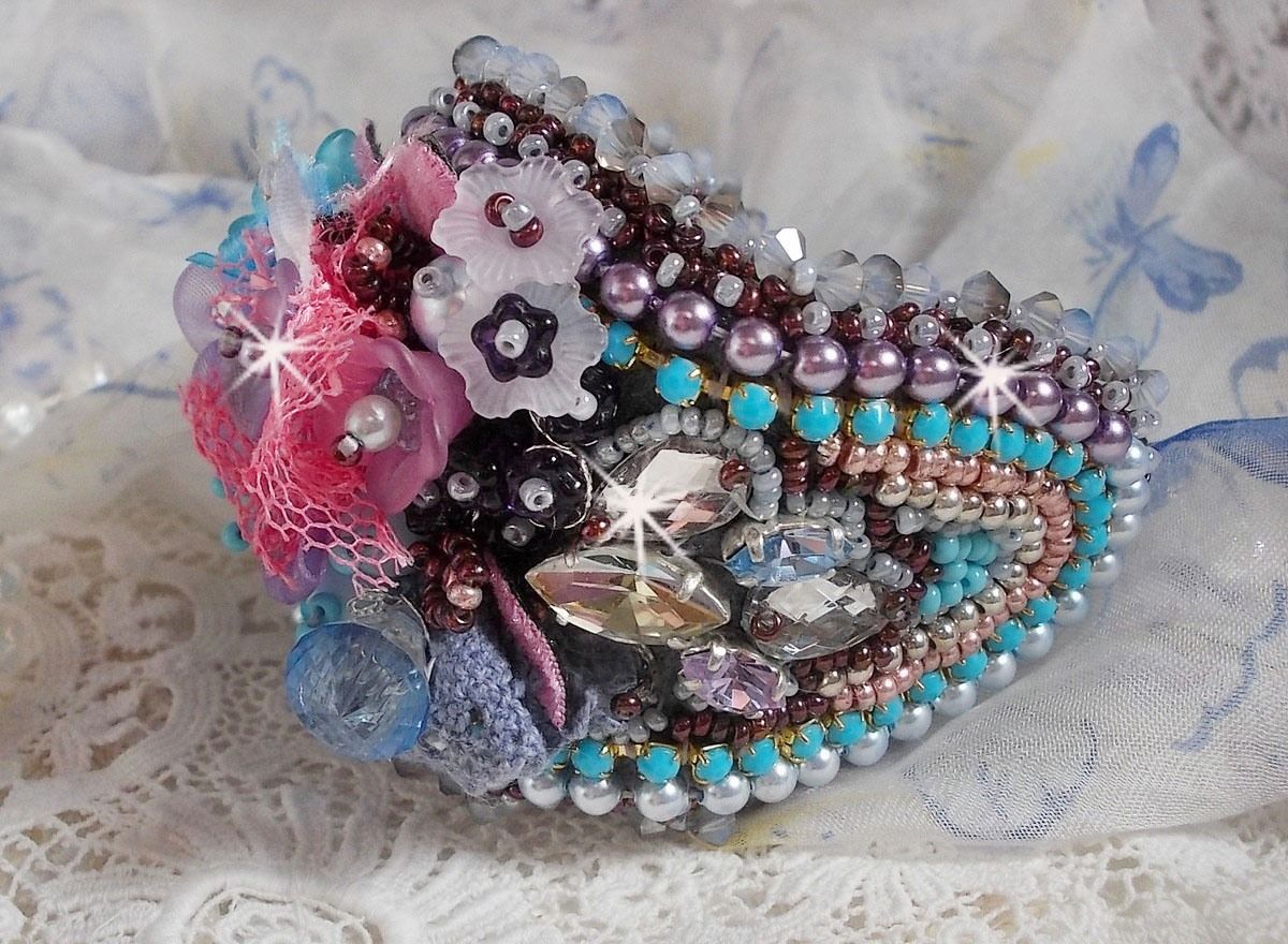 Bracelet manchette Mademoiselle Bluse Haute-Couture brodé avec des Cristaux de Swarovski, des fleurs en verre de bohème, de l'Argent 925/1000, de la dentelle  et des rocailles