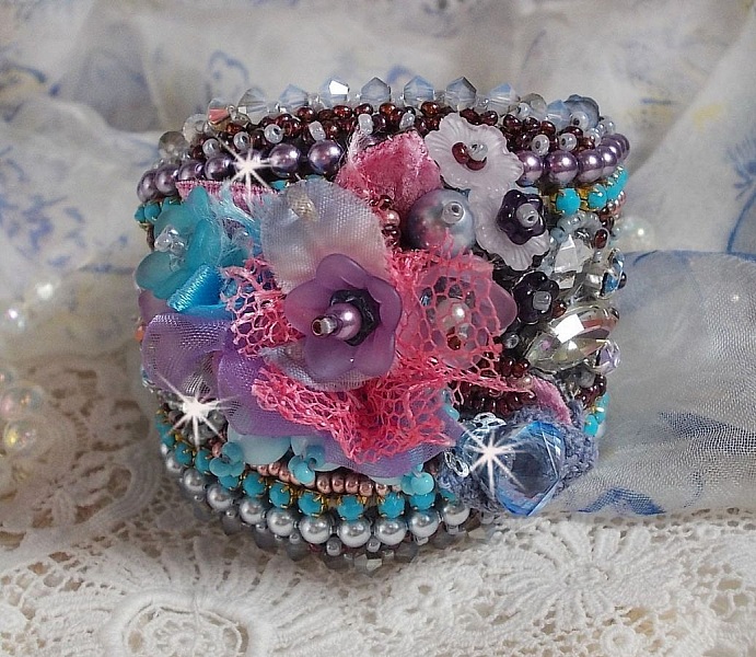 Bracelet manchette Mademoiselle Bluse Haute-Couture brod&eacute; avec des Cristaux de Swarovski, des fleurs en verre de boh&egrave;me, de l'Argent 925/1000, de la dentelle  et des rocailles