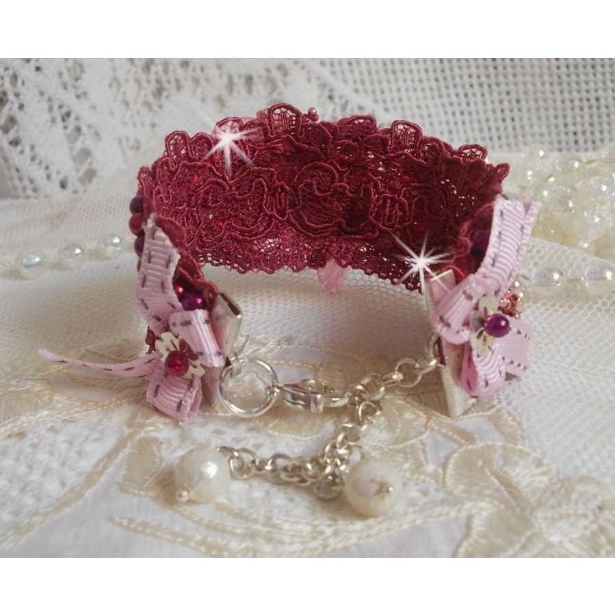 Bracelet Magnolia avec une dentelle bordeaux brodée avec des perles nacrées et fleurs