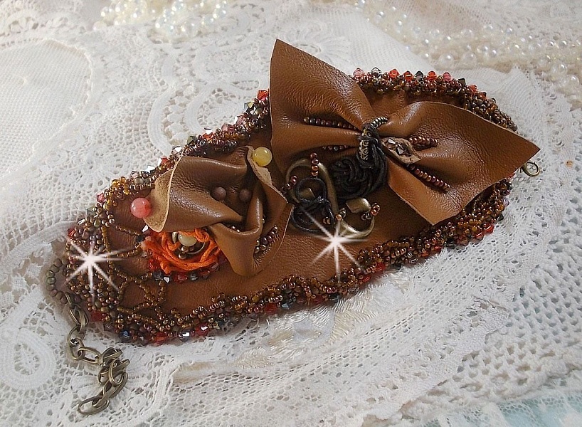 Bracelet manchette Amber Romance brod&eacute; avec du cuir vachette tr&egrave;s souple, des perles semi-pr&eacute;cieuses comme la Citrine, l' Agate et des rocailles