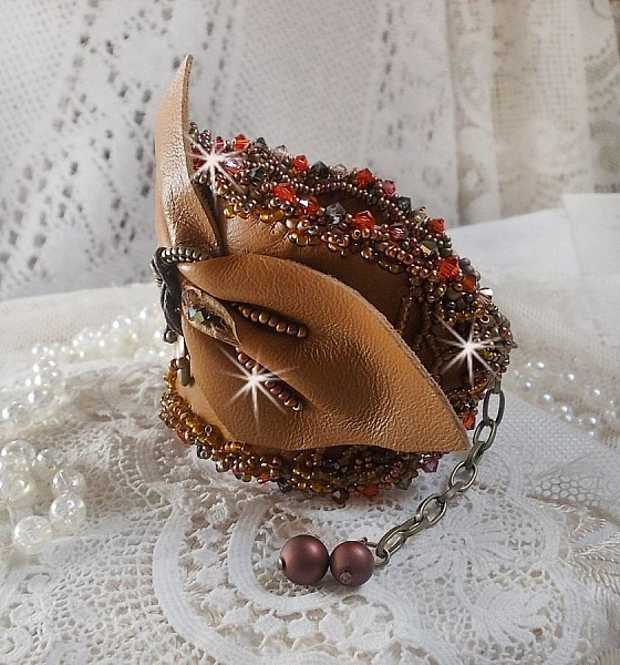 Bracelet manchette Amber Romance brod&eacute; avec du cuir vachette tr&egrave;s souple, des perles semi-pr&eacute;cieuses comme la Citrine, l' Agate et des rocailles