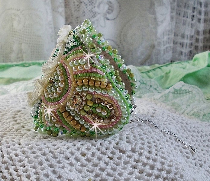 Bracelet manchette Anisse haute-Couture brod&eacute; avec un cabochon portrait de femme cr&eacute;e par mes soins, des perles de Swarovski, des rocailles.