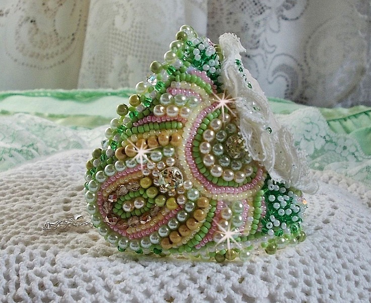 Bracelet manchette Anisse haute-Couture brod&eacute; avec un cabochon portrait de femme cr&eacute;e par mes soins, des perles de Swarovski, des rocailles.