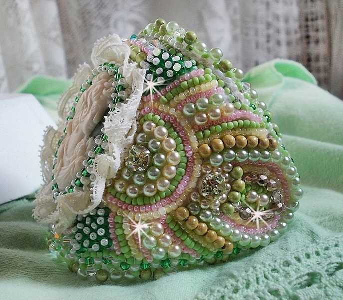 Bracelet manchette Anisse haute-Couture brod&eacute; avec un cabochon portrait de femme cr&eacute;e par mes soins, des perles de Swarovski, des rocailles.